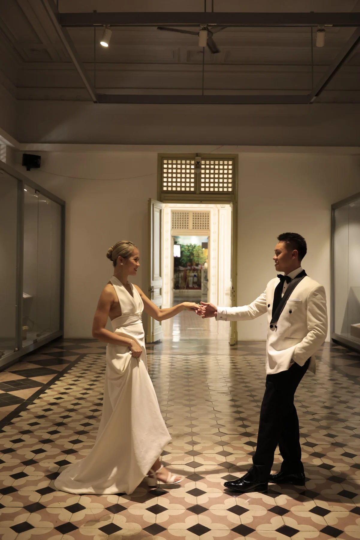 Huyen and Ryan holding hands inside the museum